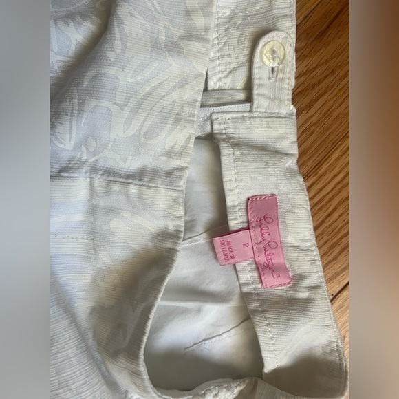Lilly Pulitzer sz 2 white shorts w appliqué - Picture 8 of 8